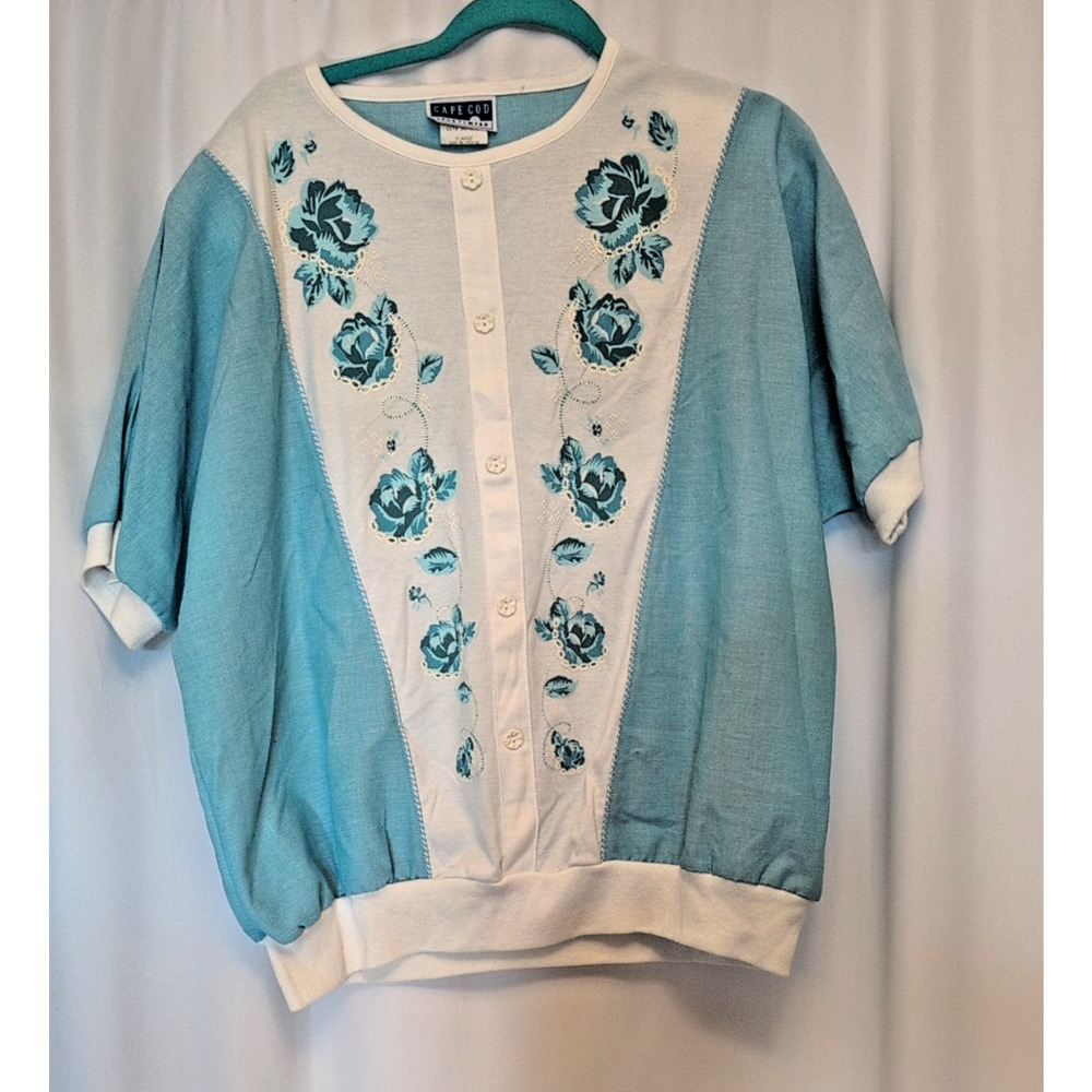 90s VTG Wmn's Top: Cape Cod XL light blue white floral button accents only